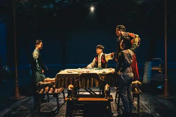 一个戏剧场景 人们在桌子旁