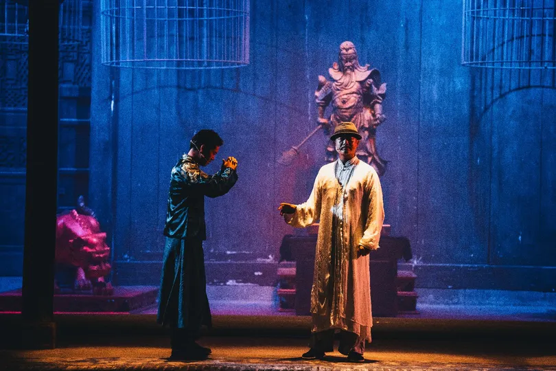 一个戏剧场景 演员在舞台上表演。