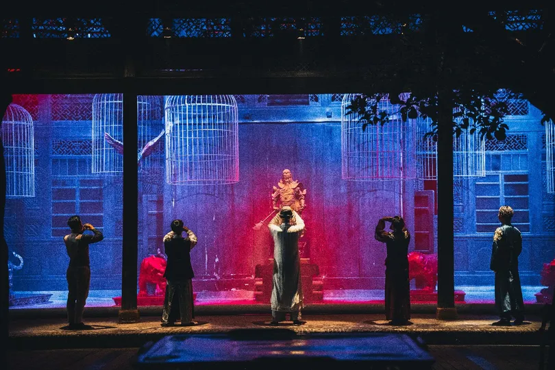 一个戏剧表演的场景 演员在舞台上表演。