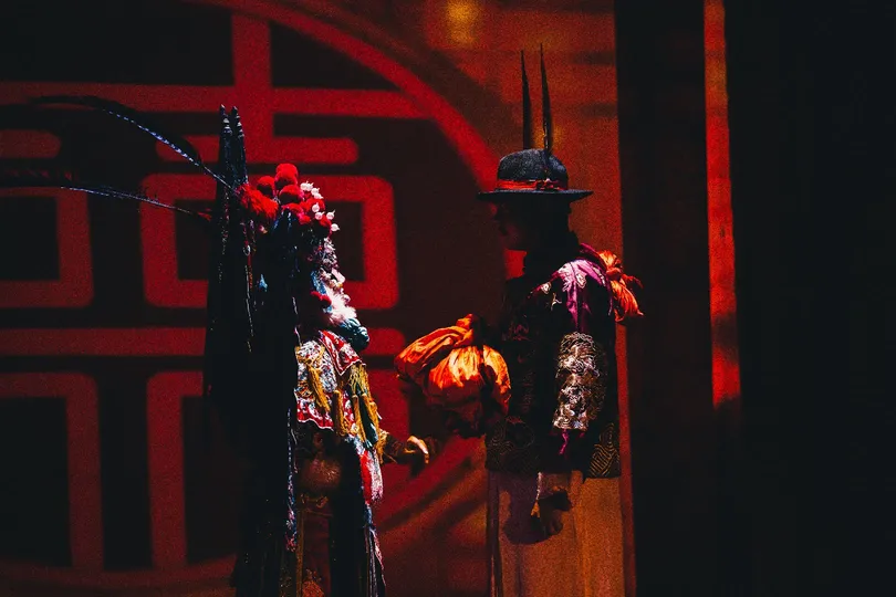 穿戏服的人在表演中舞台上表演