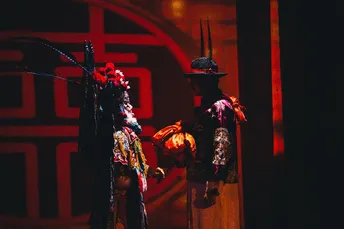 穿戏服的人在表演中舞台上表演