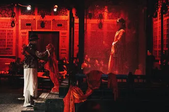 站在舞台上的红光下的人们