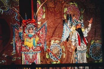 一个舞台上的人们穿着华丽的服装