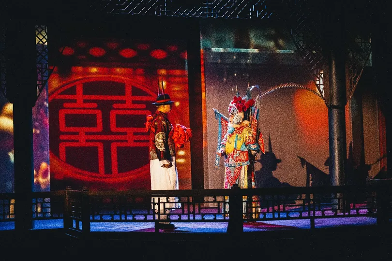 一场表演中的人们的场景