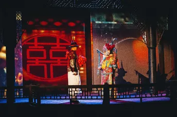 一场表演中的人们的场景