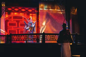 一个男子和一个女子站在戏剧场景的舞台上的一个男子和一个女子站在戏剧场景的舞台上的一个男子和一个女子站