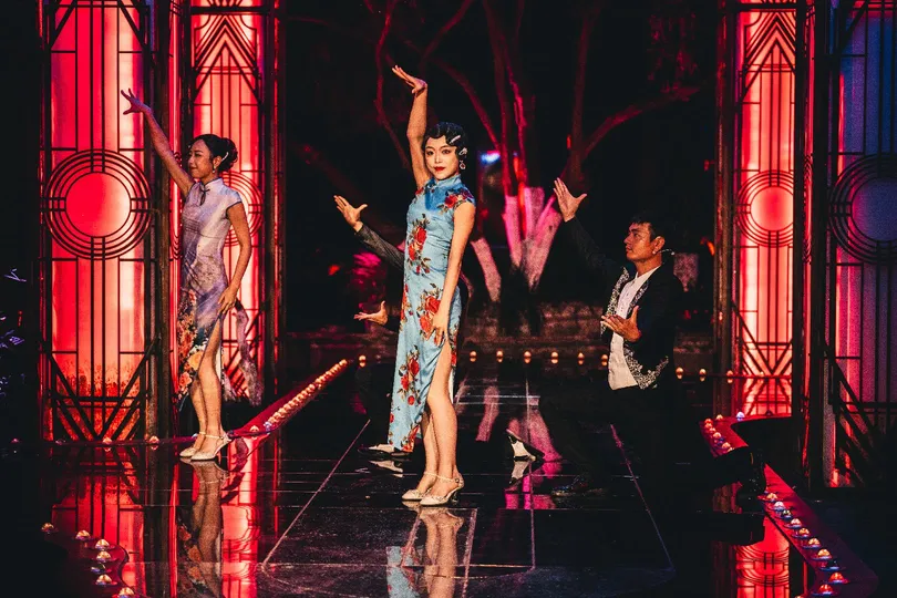 演员在表演期间走上舞台