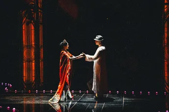 一个男人和一个女人站在舞台上演出期间