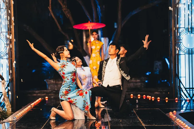 舞者们在舞台上表演该剧的场景。