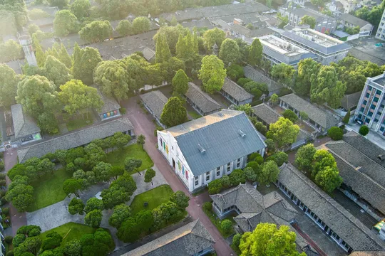 大型住宅区被绿树和建筑环绕的鸟瞰图