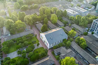 大型住宅区被绿树和建筑环绕的鸟瞰图