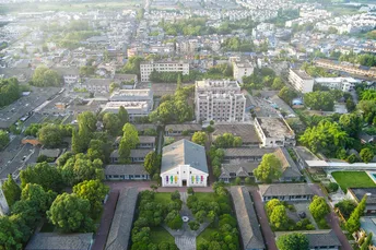 一片拥有大量树木的大城市的 aerial view