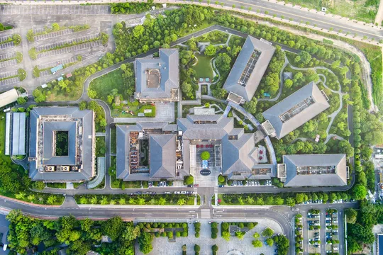 城市 aerial view 显示了该城市的规划