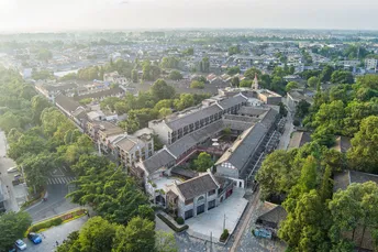 一片拥有大量树木的大城市的 aerial view