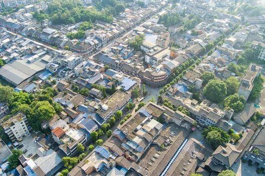 大量房屋的城市图片