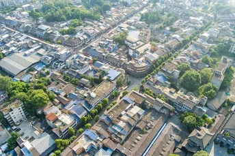 大量房屋的城市图片