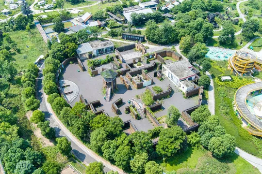 空中俯瞰大型庄园和水公园