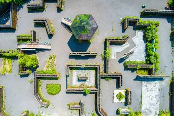 空中俯瞰被花园环绕的庭院