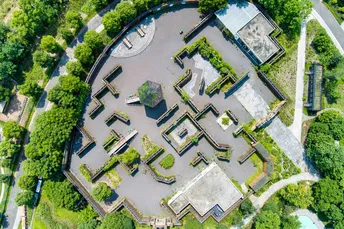 圆形公园的空中视角 带池塘