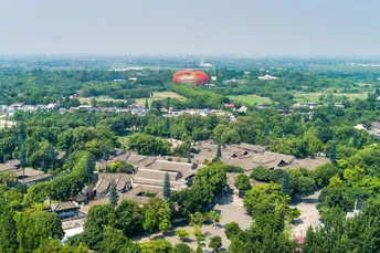 远处的热气球 大面积的树木和房屋的空中视图