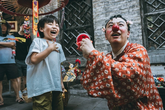 一个戴小丑面具的男人和一个年轻男孩