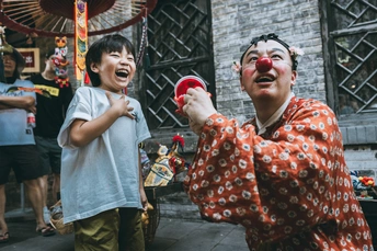 一个戴小丑面具的男人和一个年轻男孩