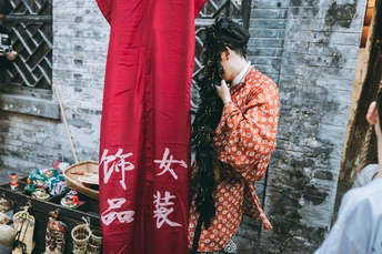 一位穿着红色和服站在门口的女人