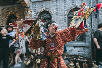 一位穿着传统服装站在木桩上的男人在节日上