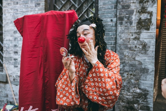 一个化了妆的女子穿着小丑服装