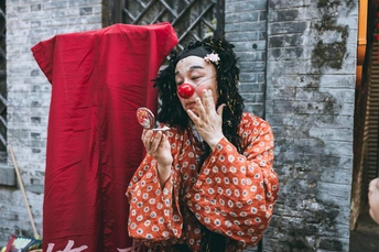 一个化了妆的女子穿着小丑服装