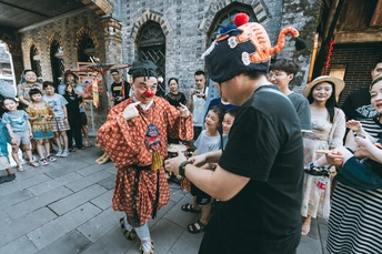 一个穿着小丑服装的人在人群中参加节日活动
