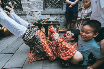 一张家庭与年轻儿童一起玩耍的照片