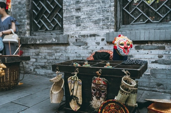 一位妇女坐在街上的小推车上