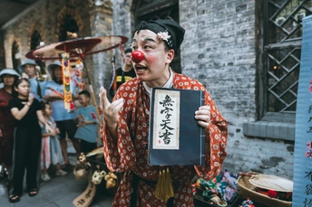 一个化着妆的丑角在节日上