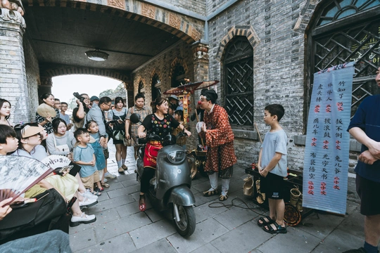 人群聚集在一辆摩托车周围