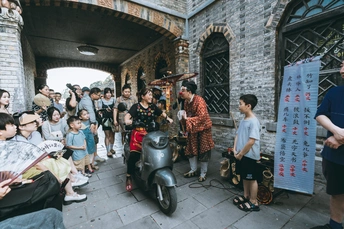 人群聚集在一辆摩托车周围