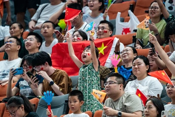 人们在运动赛事上欢呼