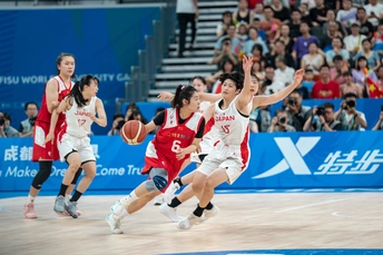 一支中国篮球运动员在场上打篮球