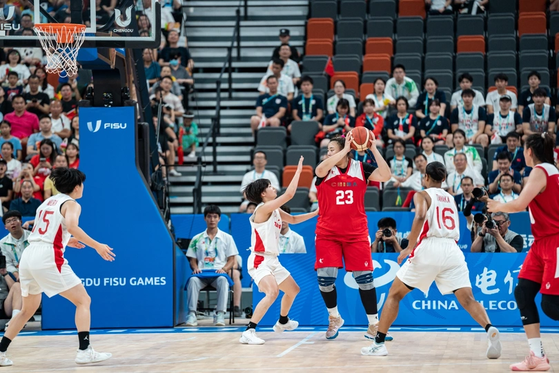 一个男人在打篮球