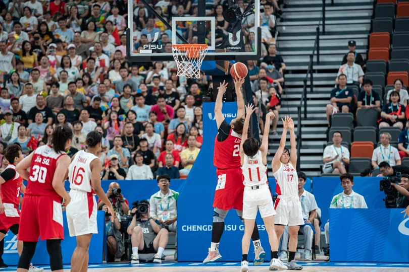 前方球场 一群人围观