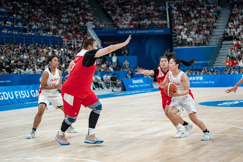 一张篮球队员在场上打篮球的照片