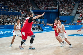 一张篮球队员在场上打篮球的照片