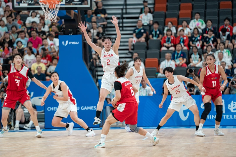 一支篮球队在进行篮球比赛