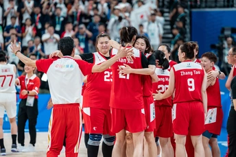 中国球员在香港举行的一场比赛中庆祝  新华社照片