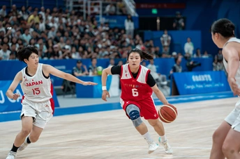 一支中国篮球队在场上打篮球 中间有球员。