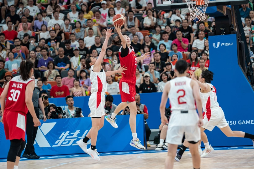 前方球场 一群人围观