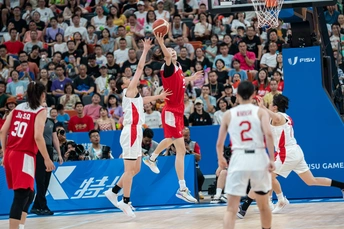 前方球场 一群人围观