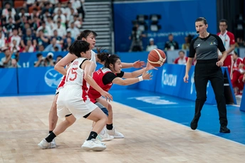 一支由女性组成的篮球队在场上打篮球