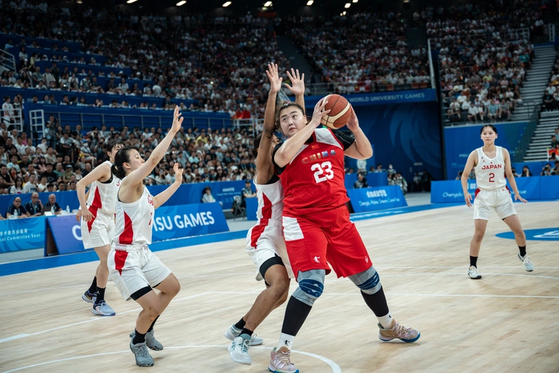 一支篮球队在进行篮球比赛