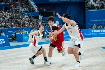 在香港举行的一场篮球比赛中 中国团队在场上打篮球 照片来自SCMP图片库。